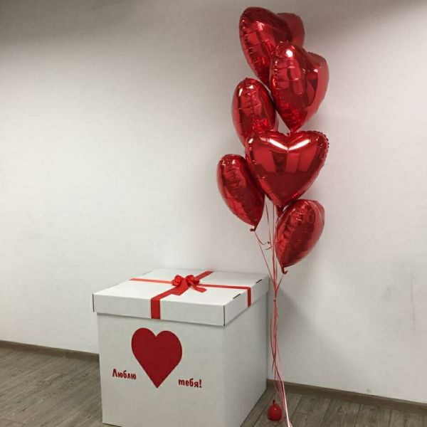 Коробка с красными сердцами
